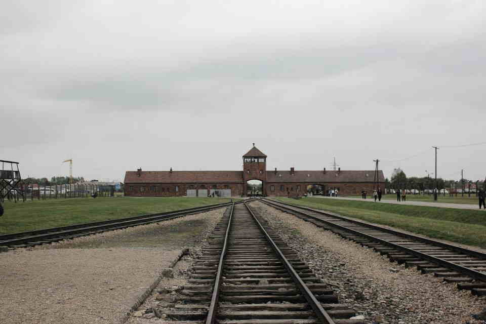 veduta di auscwitz birkenay campo di concentramento dall esterno ingresso